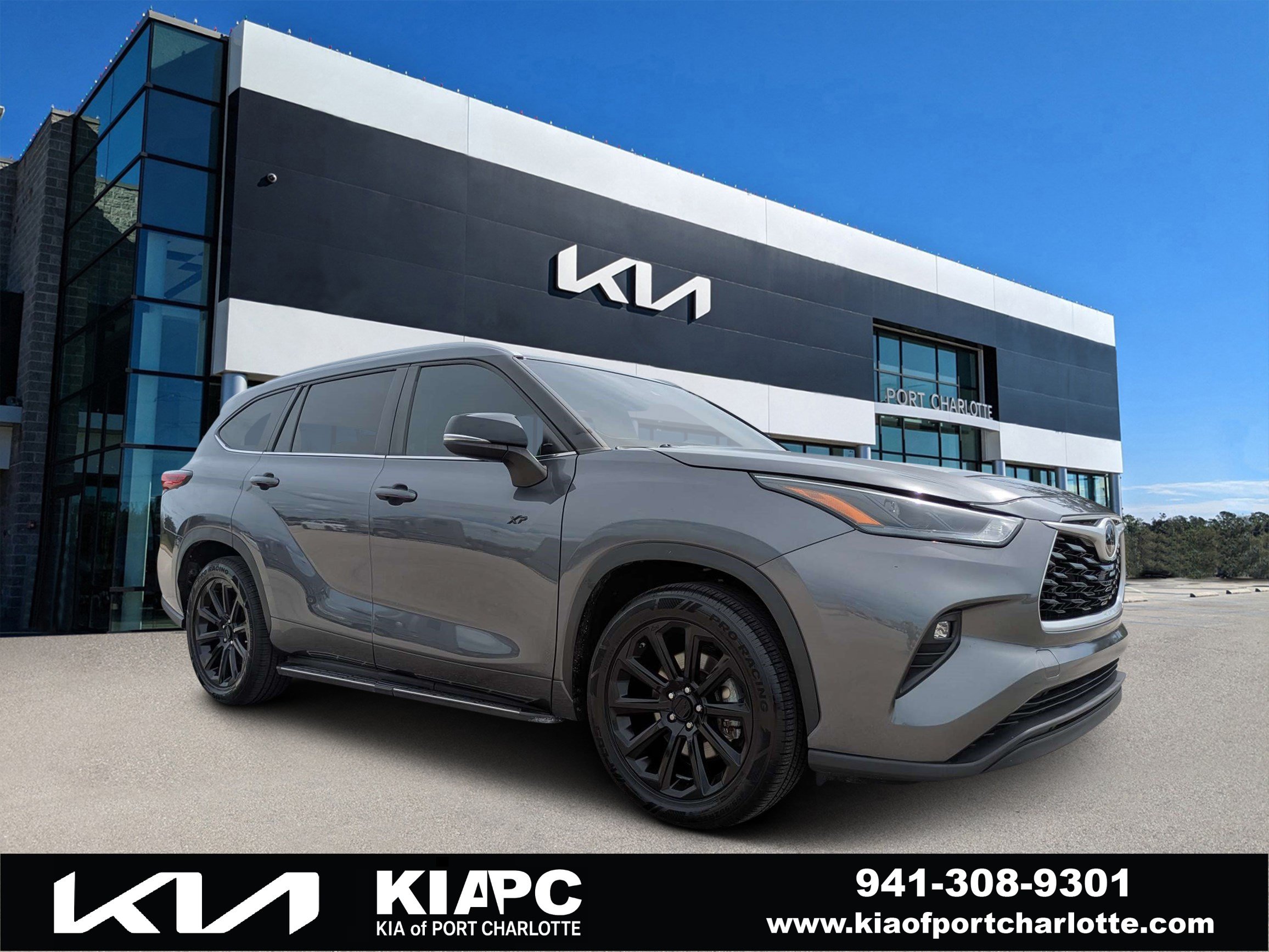 Used 2023 Toyota Highlander XLE FWD image 1