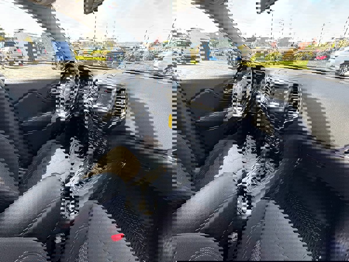 Used 2020 Jeep Cherokee Latitude w/ Cold Weather Group image 16