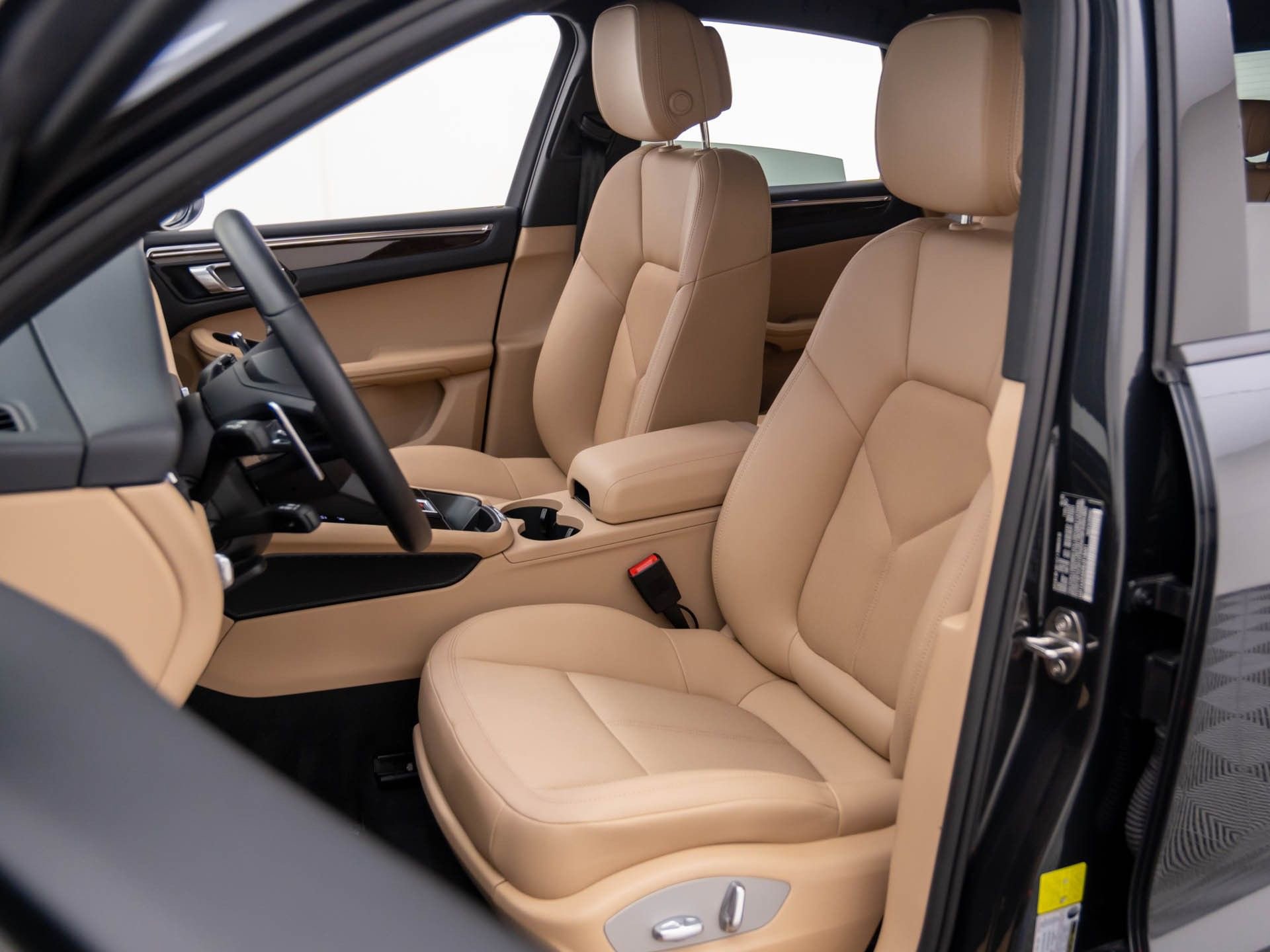 Certified 2025 Porsche Macan image 5