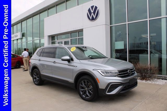 Used 2023 Volkswagen Tiguan SE w/ Panoramic Sunroof Package image 1