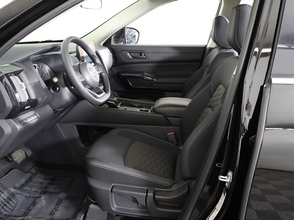 Used 2024 Nissan Pathfinder S image 27