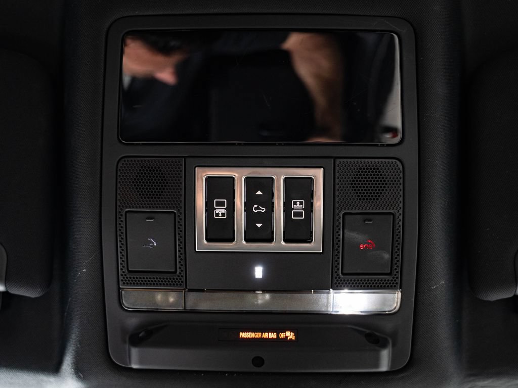 Used 2024 Land Rover Discovery Dynamic SE AWD/4WD image 40