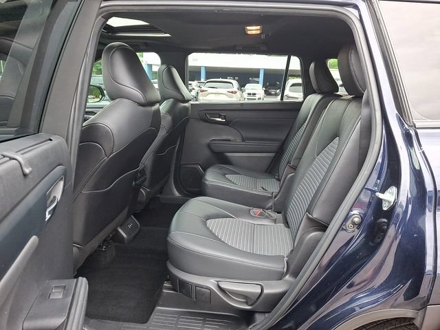 Used 2022 Toyota Highlander XSE FWD image 12