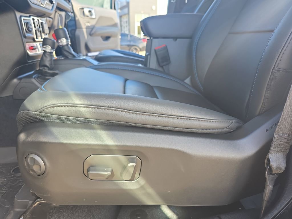 New 2025 Jeep Wrangler Unlimited Rubicon 4xe w/ Technology Group image 28