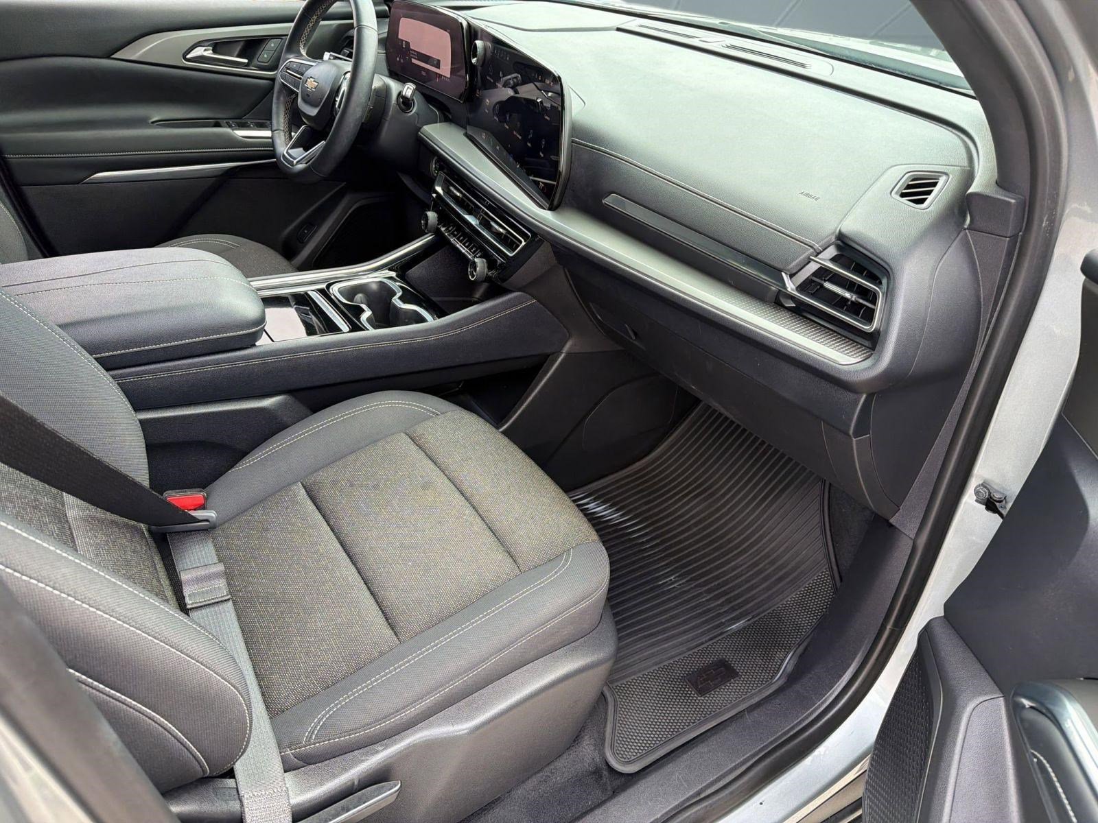 Used 2024 Chevrolet Traverse LS FWD image 31