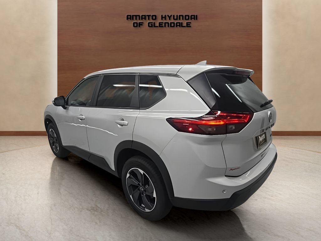 Used 2024 Nissan Rogue SV FWD image 4