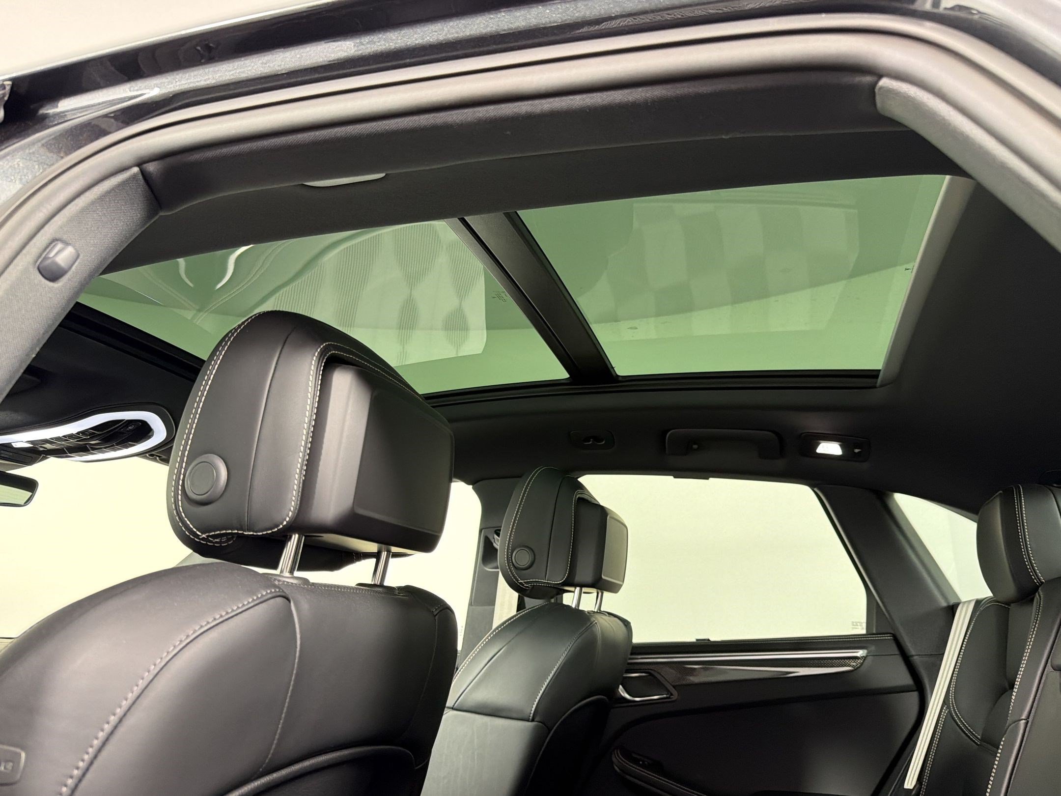 Certified 2025 Porsche Macan GTS AWD/4WD image 23