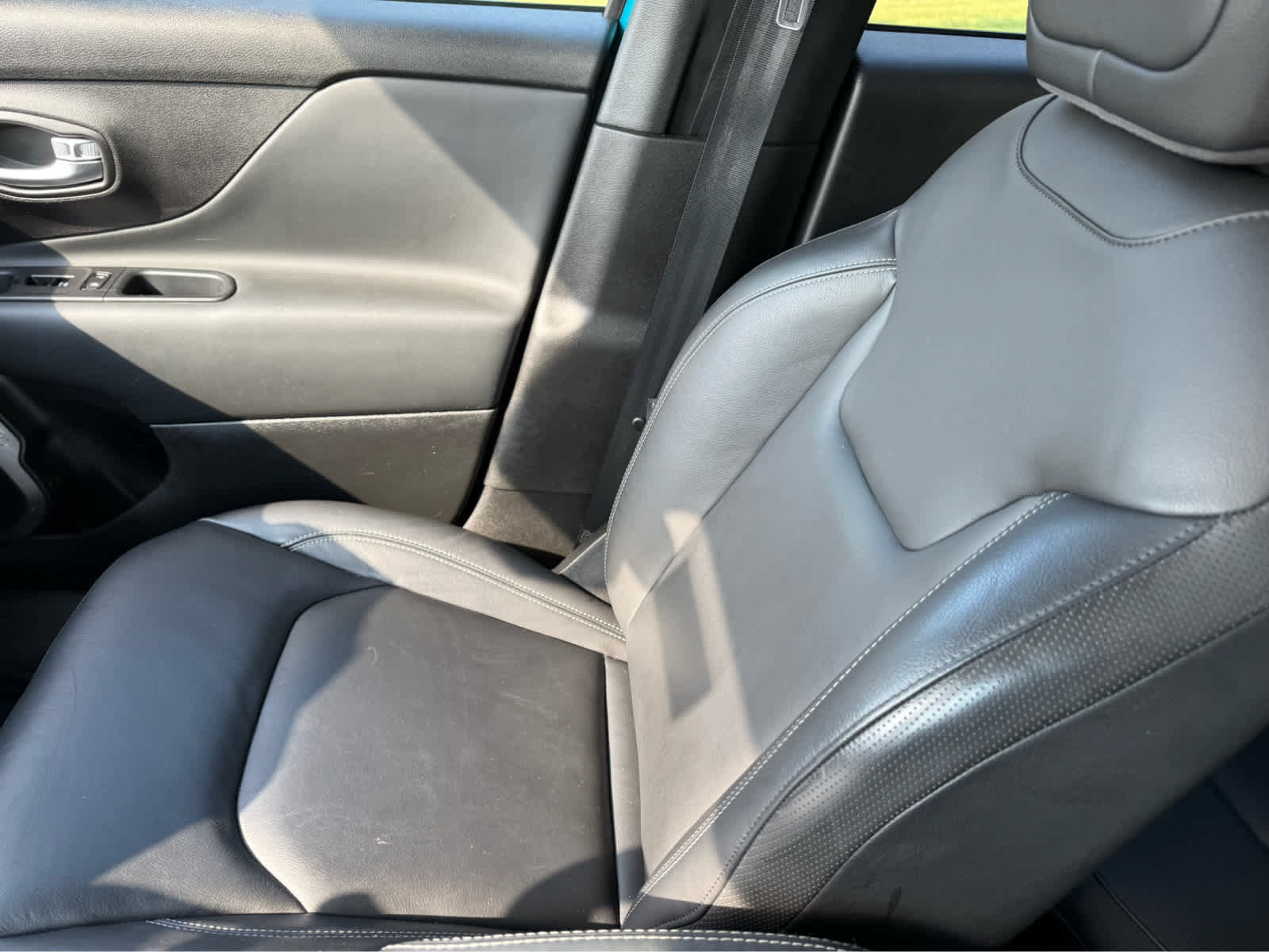 Used 2022 Jeep Renegade Limited AWD/4WD image 31