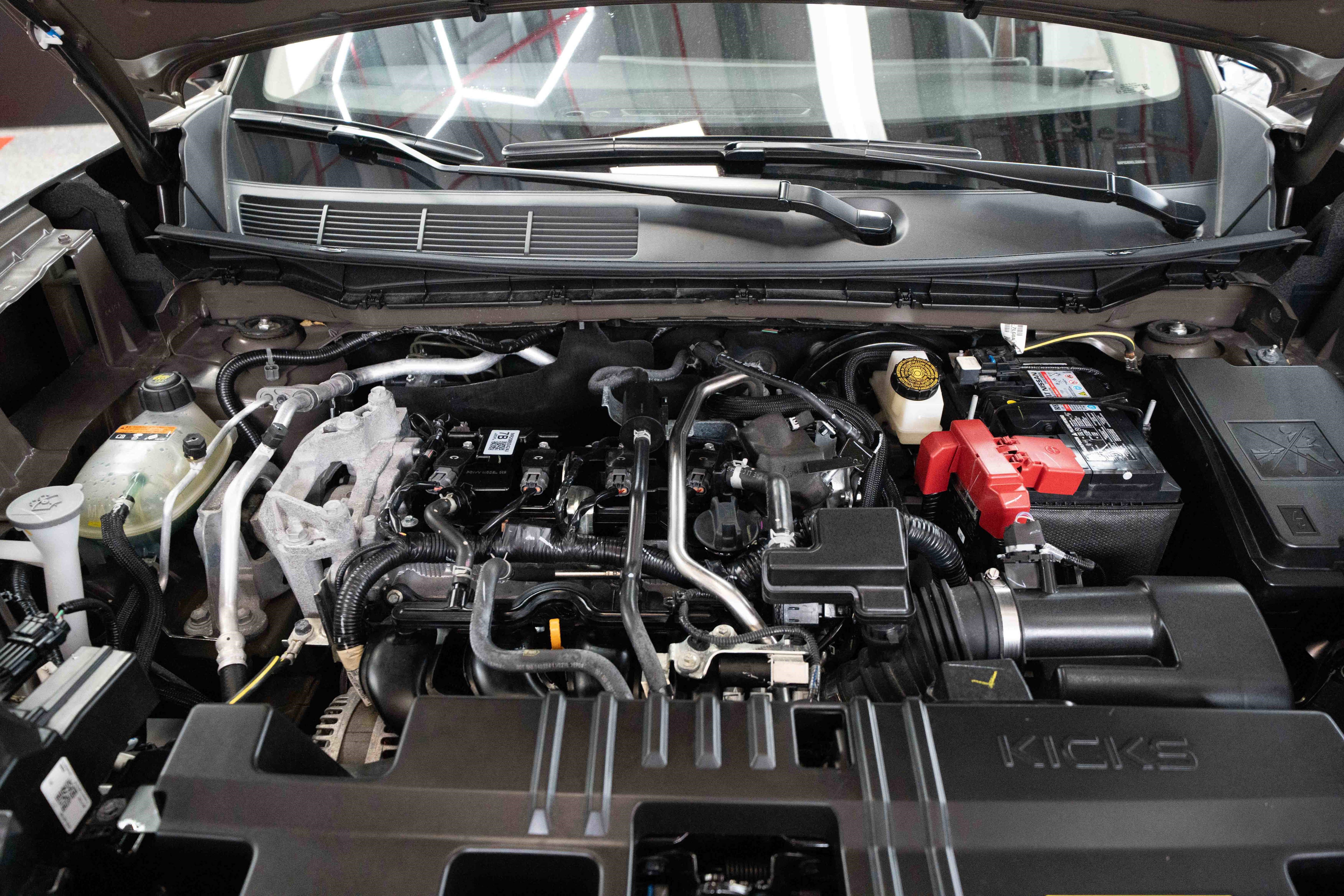 Used 2025 Nissan Kicks SR image 31