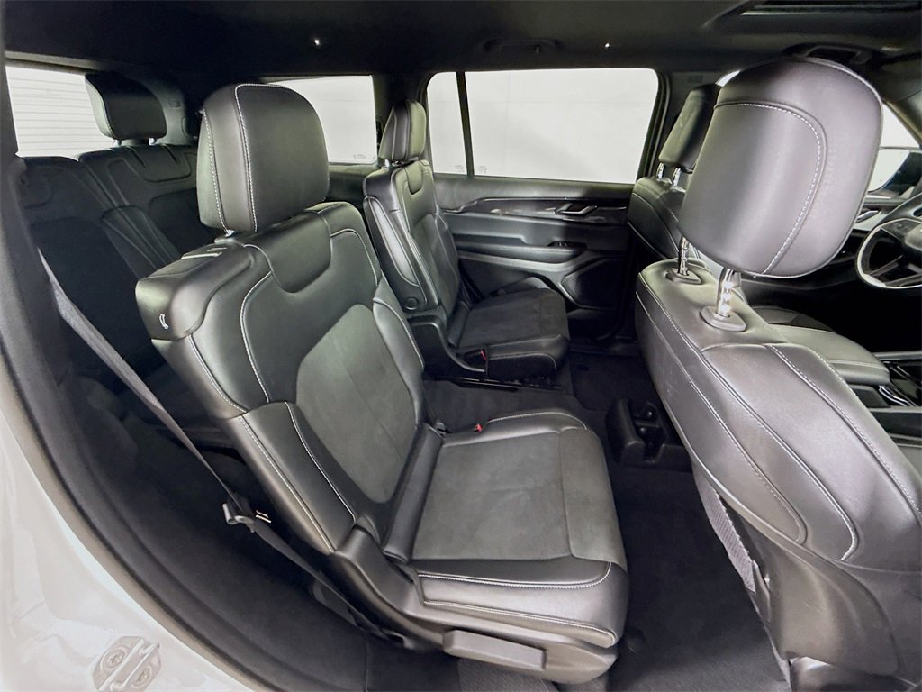 Used 2023 Jeep Grand Cherokee L Laredo image 28