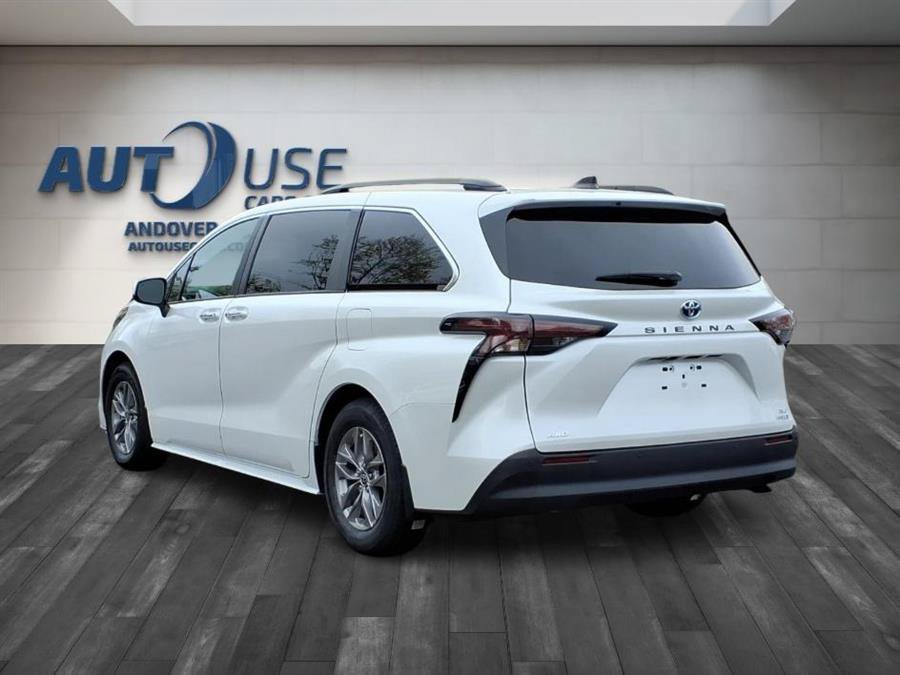 Used 2024 Toyota Sienna XLE w/ XLE Plus Package AWD/4WD image 4