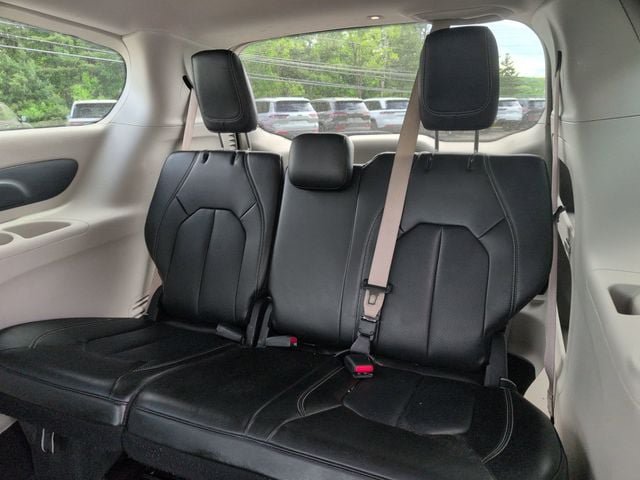 Used 2023 Chrysler Pacifica Touring-L FWD image 19