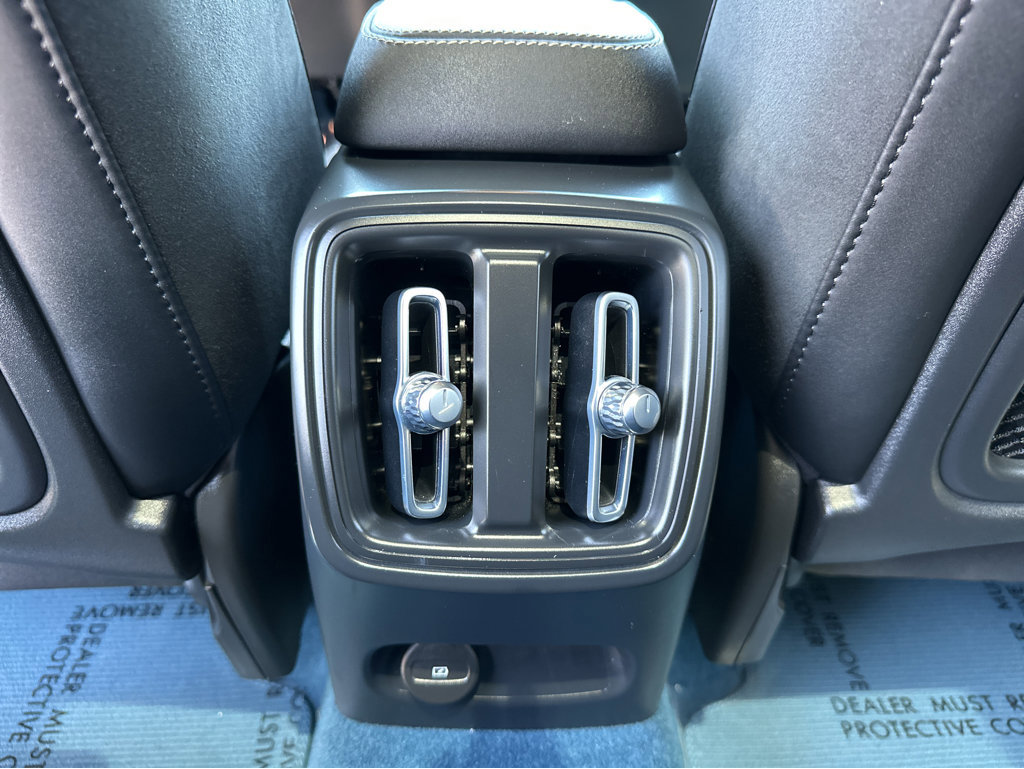 Used 2023 Volvo XC40 Recharge Plus image 17