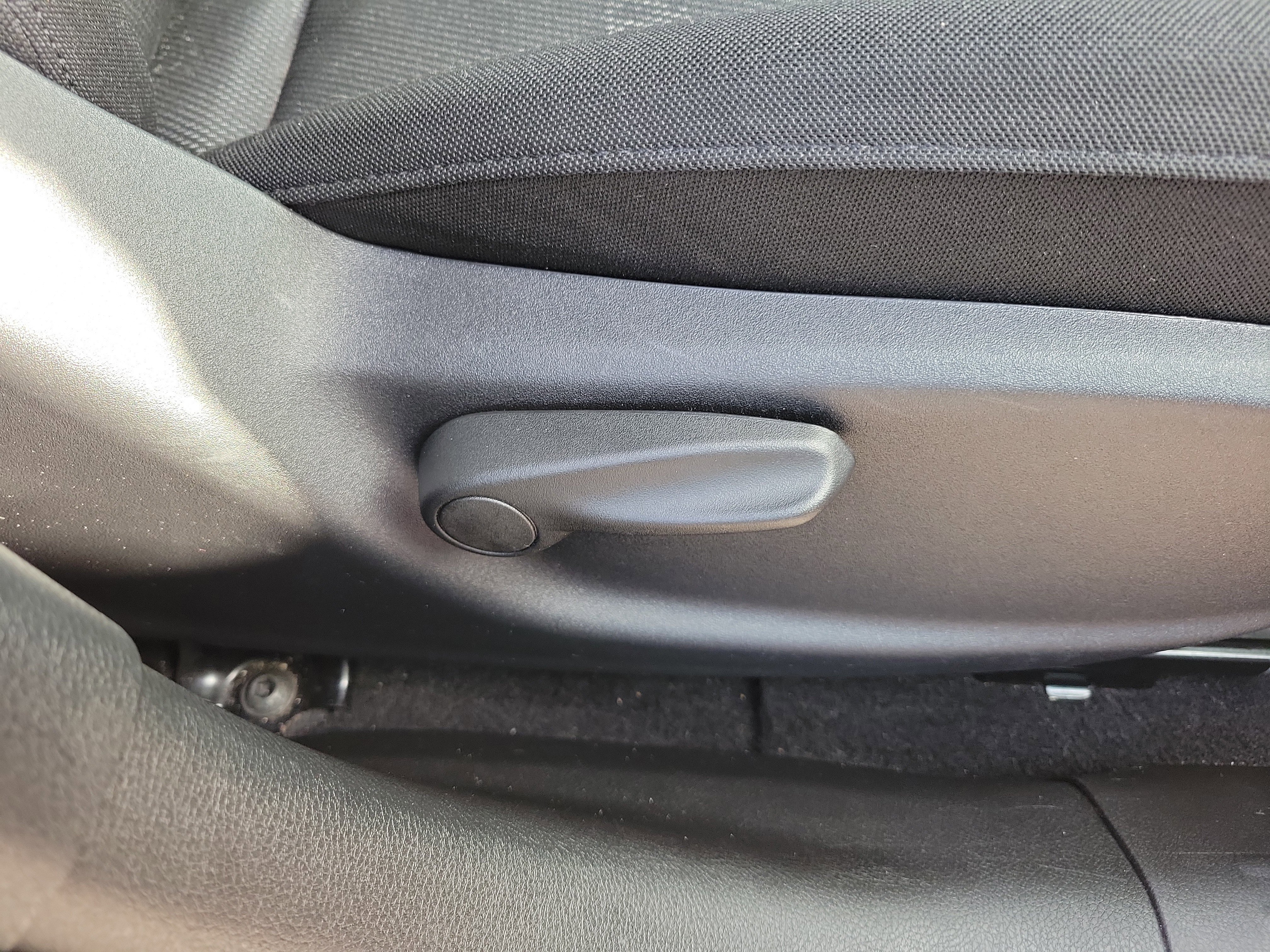 Used 2015 Jeep Renegade Latitude w/ Cold Weather Group II image 9