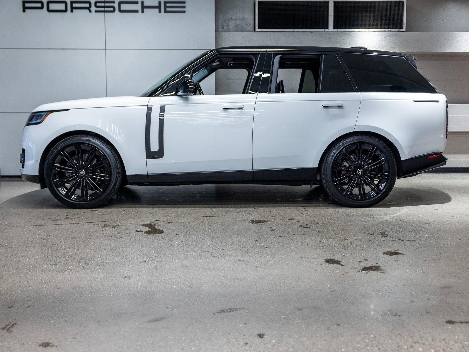 Used 2025 Land Rover Range Rover Autobiography image 2