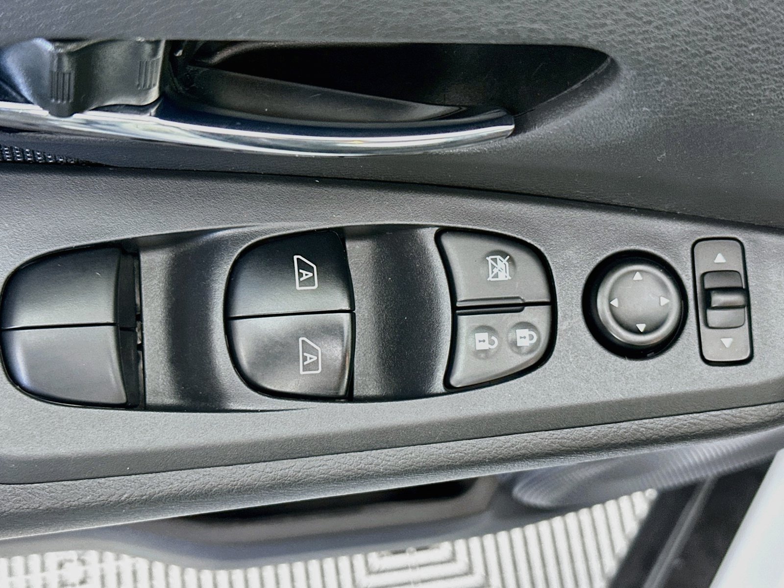 Used 2024 Nissan Kicks SV FWD image 17