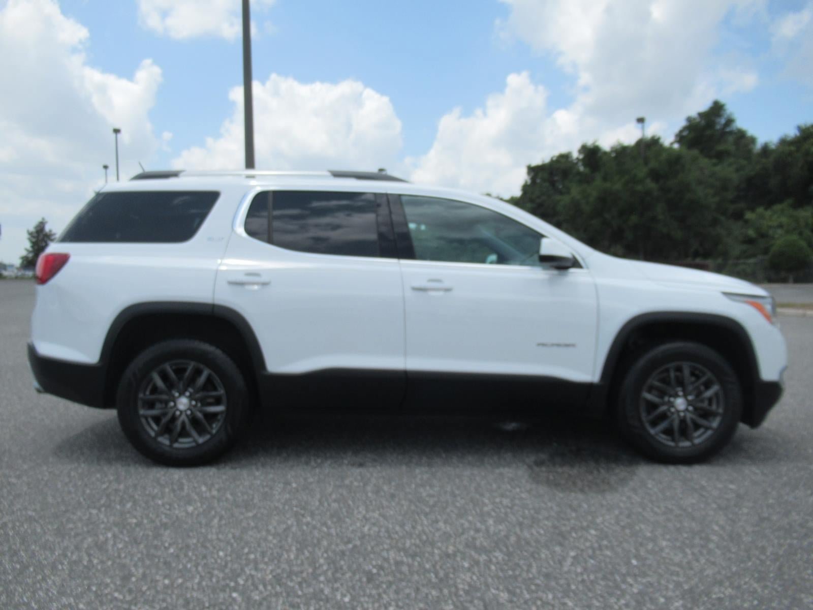 Used 2019 GMC Acadia SLT FWD image 2