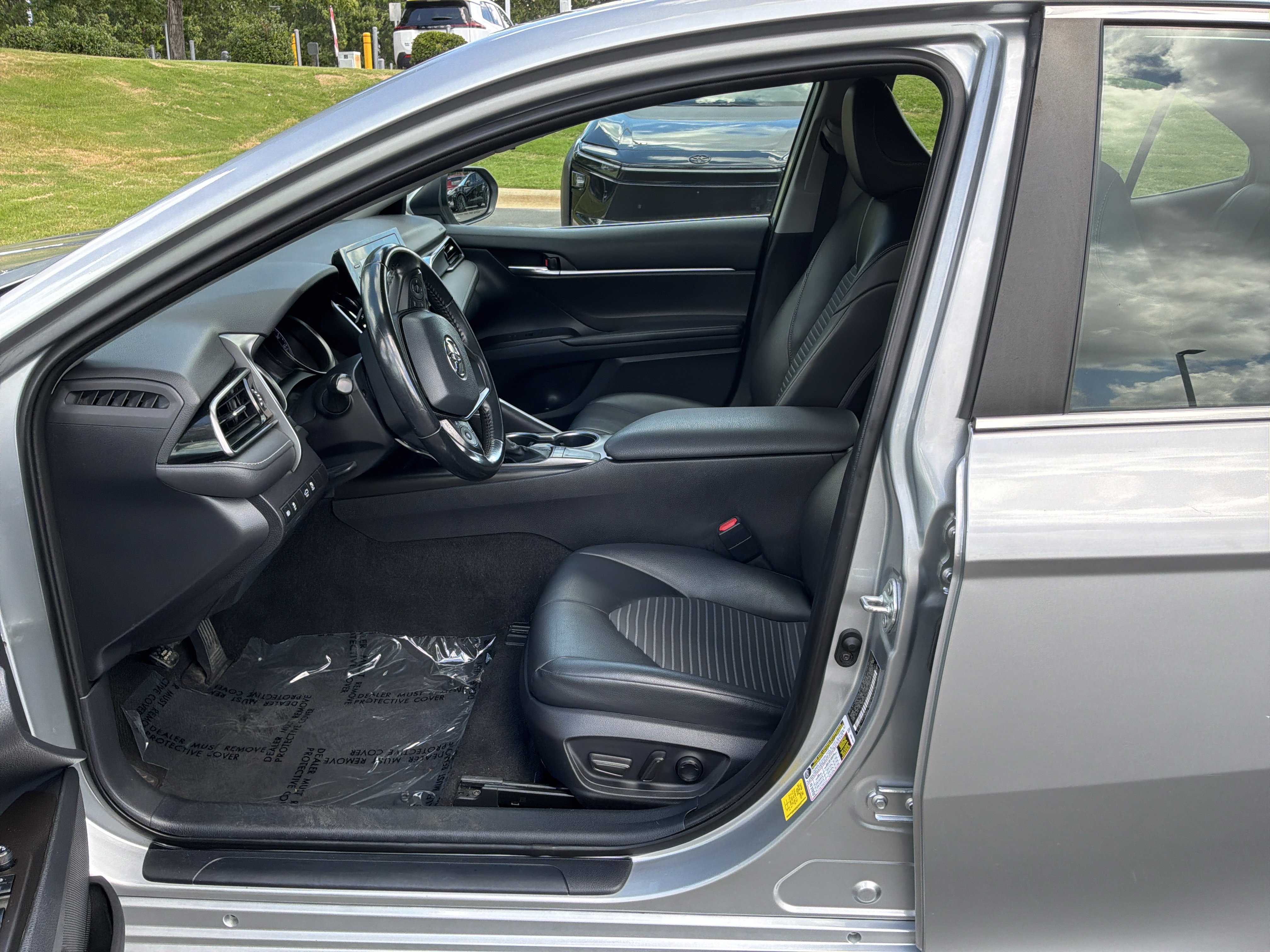 Used 2022 Toyota Camry SE FWD image 16
