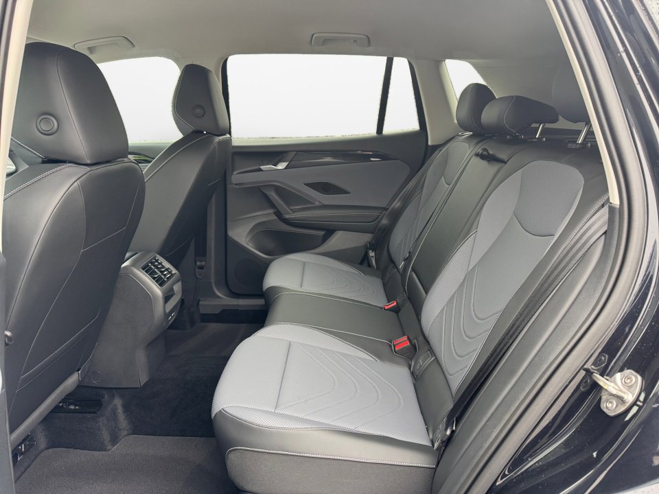 Used 2025 Volkswagen Tiguan SE image 14