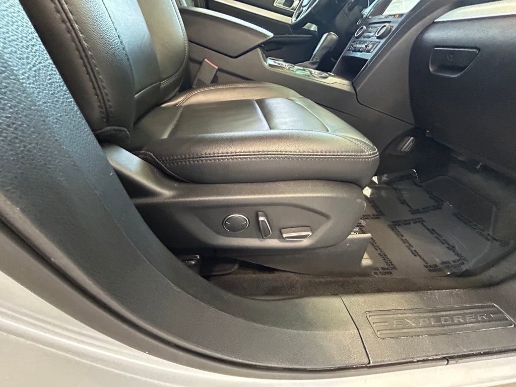 Used 2017 Ford Explorer XLT w/ Equipment Group 202A image 22