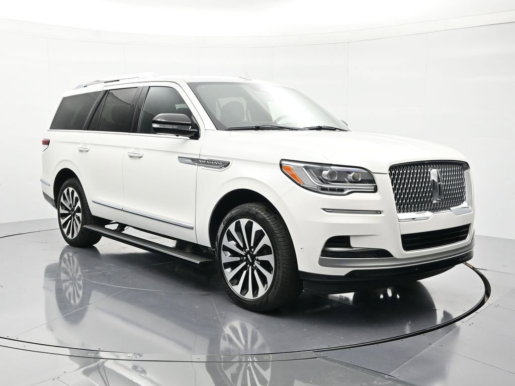 Used 2024 Lincoln Navigator Reserve image 3