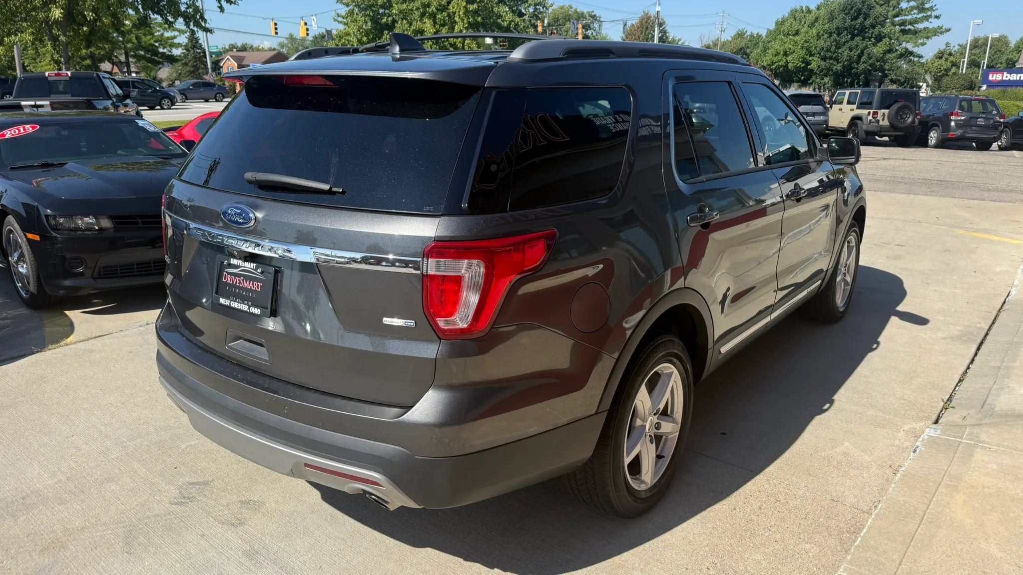 Used 2016 Ford Explorer XLT w/ Equipment Group 202A AWD/4WD image 3