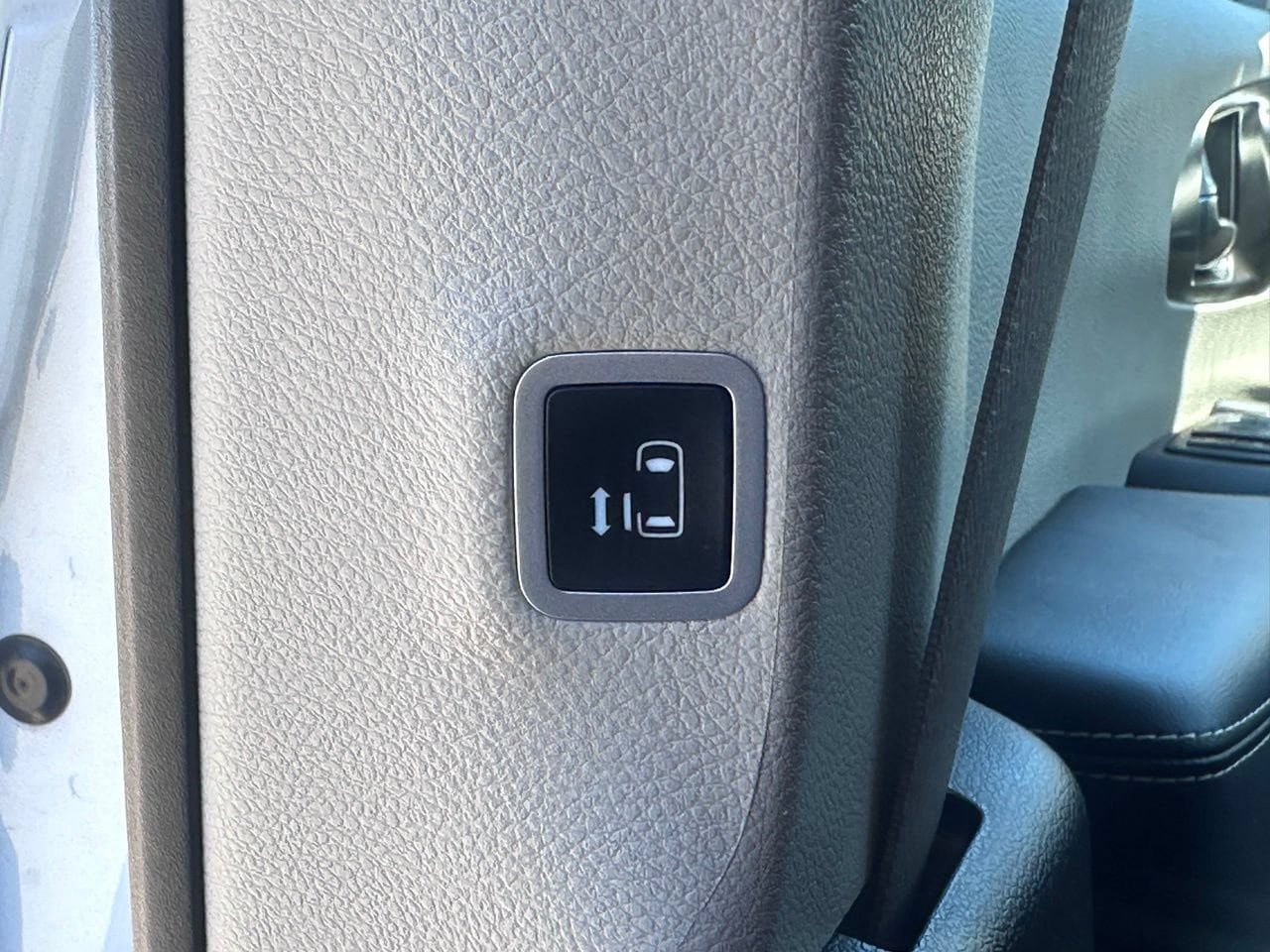 Used 2024 Chrysler Pacifica Touring-L FWD image 19