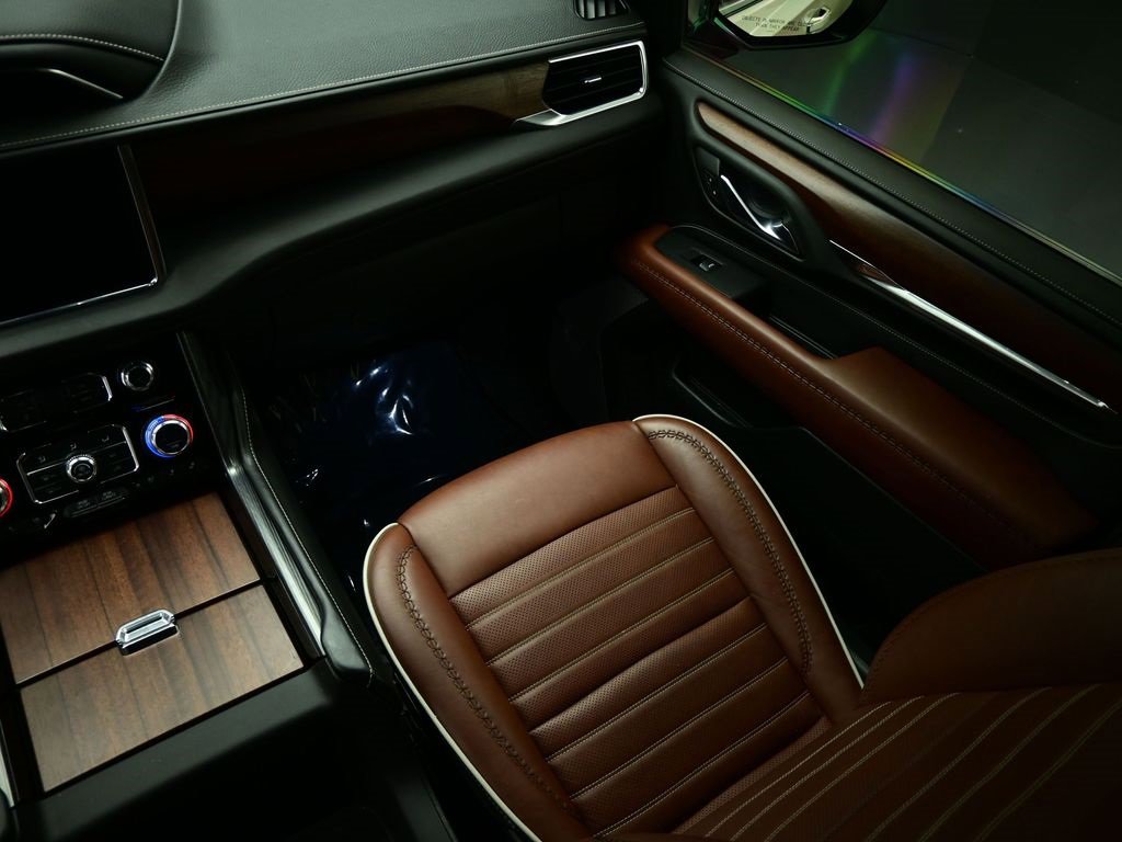 Used 2023 GMC Yukon XL Denali Ultimate image 10