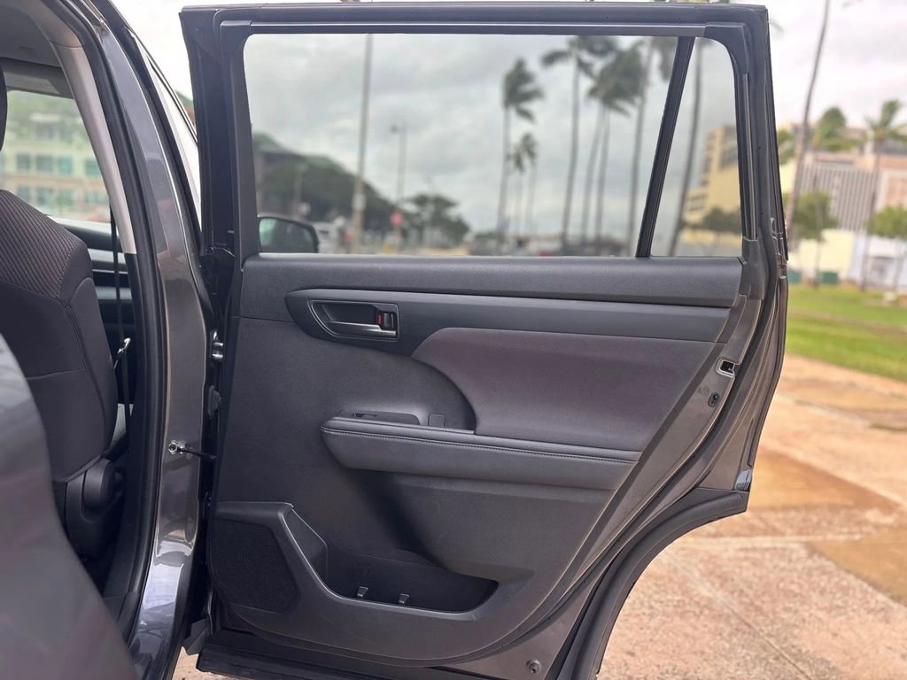 Used 2023 Toyota Highlander L image 19