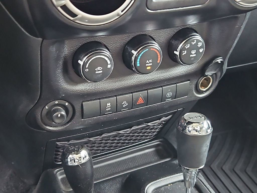 Used 2017 Jeep Wrangler Unlimited Rubicon w/ Connectivity Group image 33