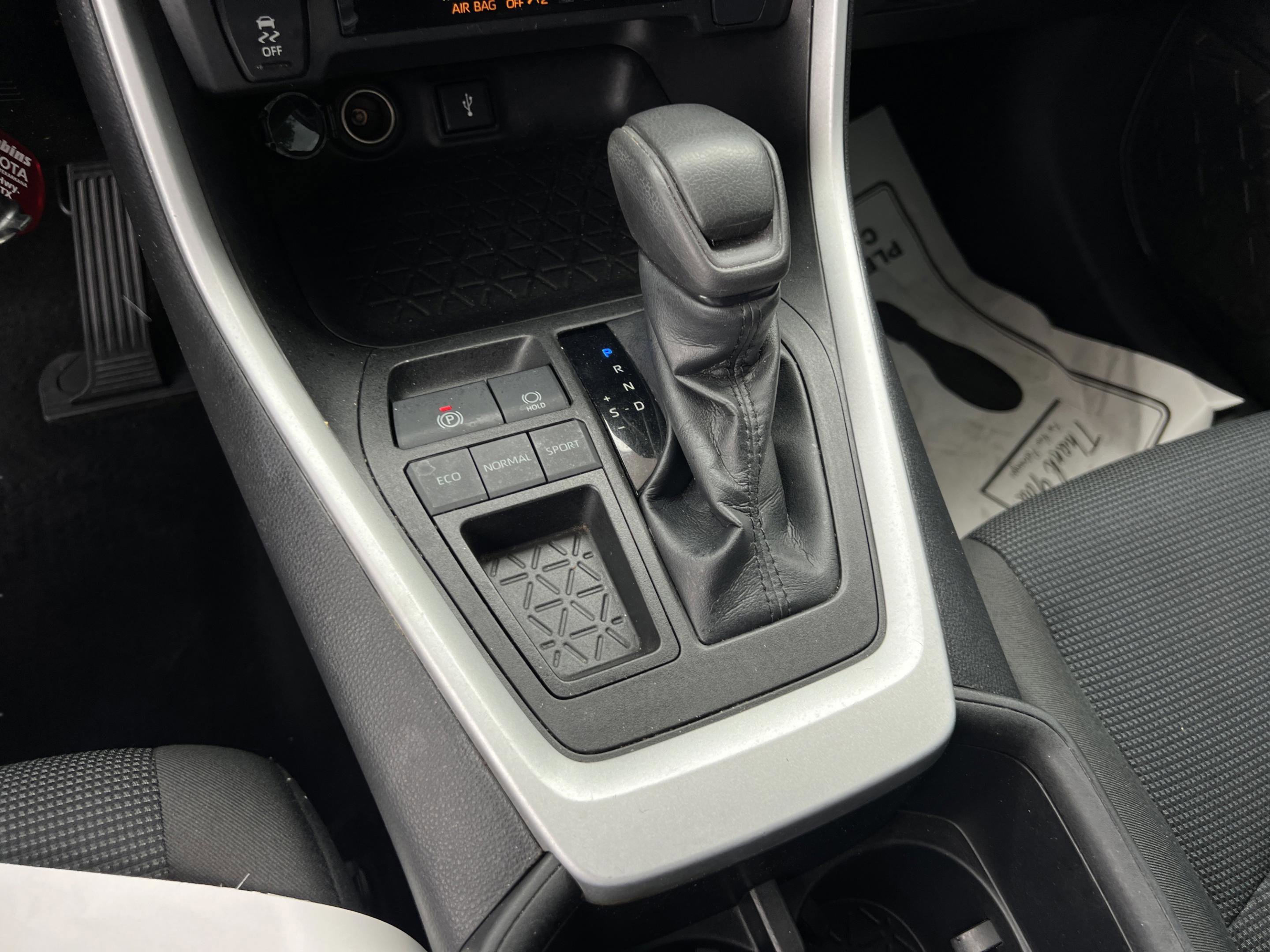 Used 2022 Toyota RAV4 LE FWD image 17