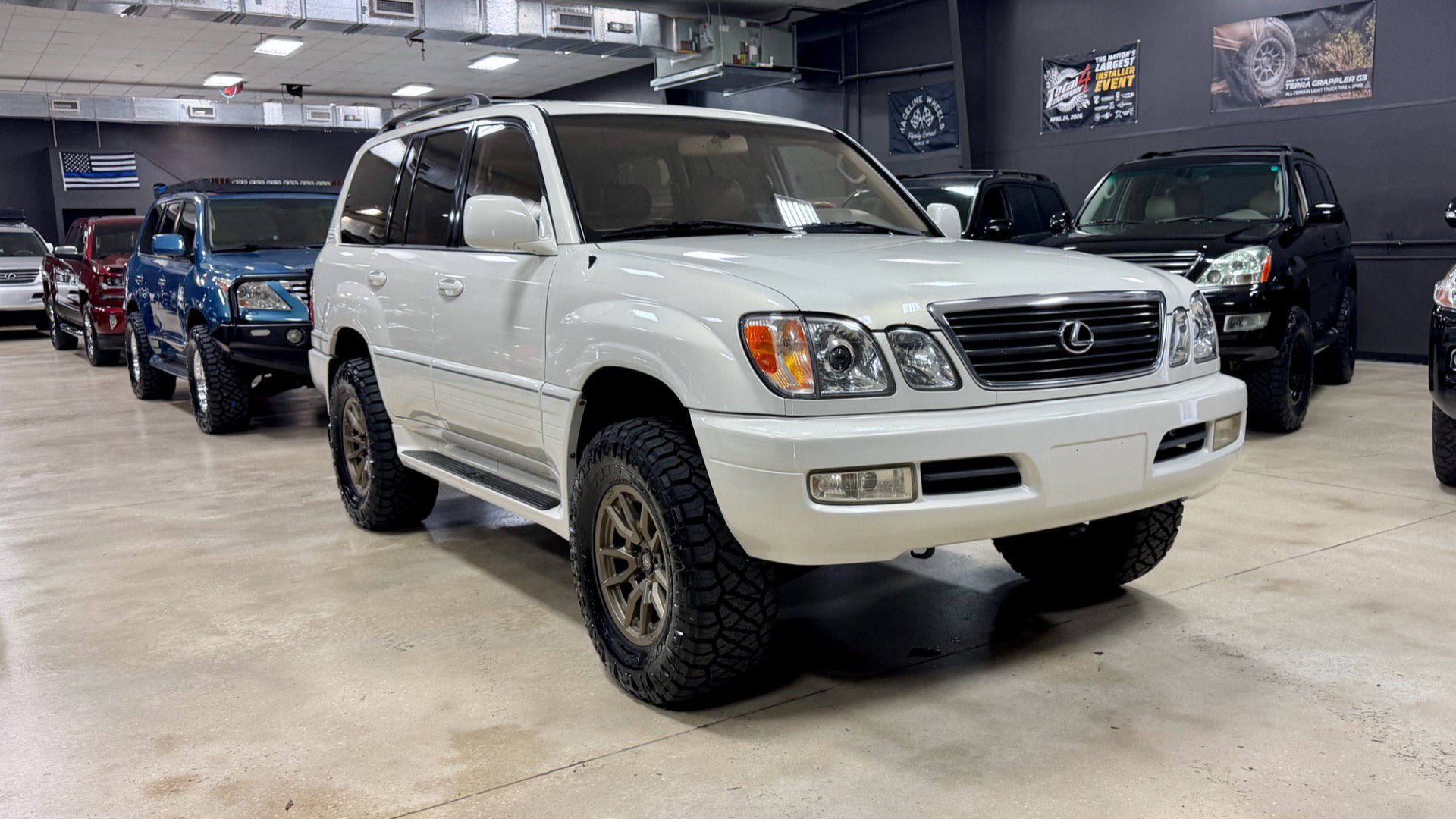 Used 2000 Lexus LX 470 4WD image 2