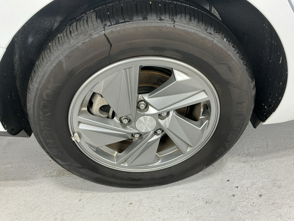 Certified 2025 Hyundai Elantra SE FWD image 5