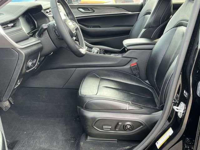 Used 2023 Jeep Grand Cherokee Limited w/ Black Appearance Package image 13