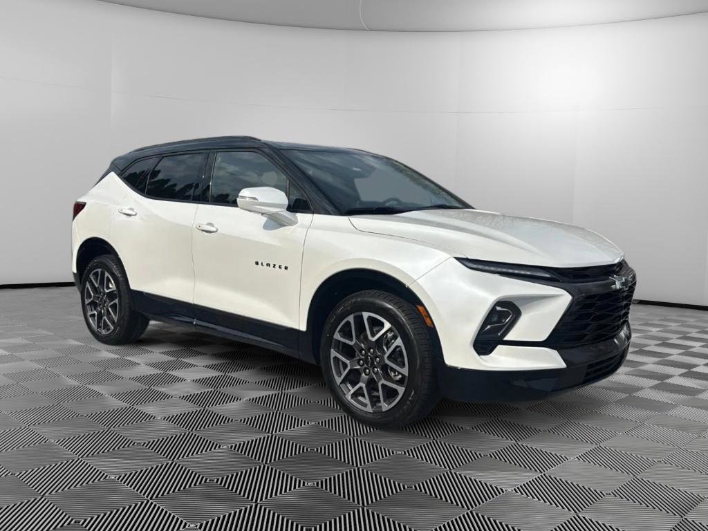 Certified 2023 Chevrolet Blazer RS w/ Driver Confidence II Package image 2