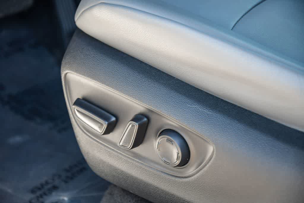 Used 2023 Toyota Sienna XLE FWD image 25