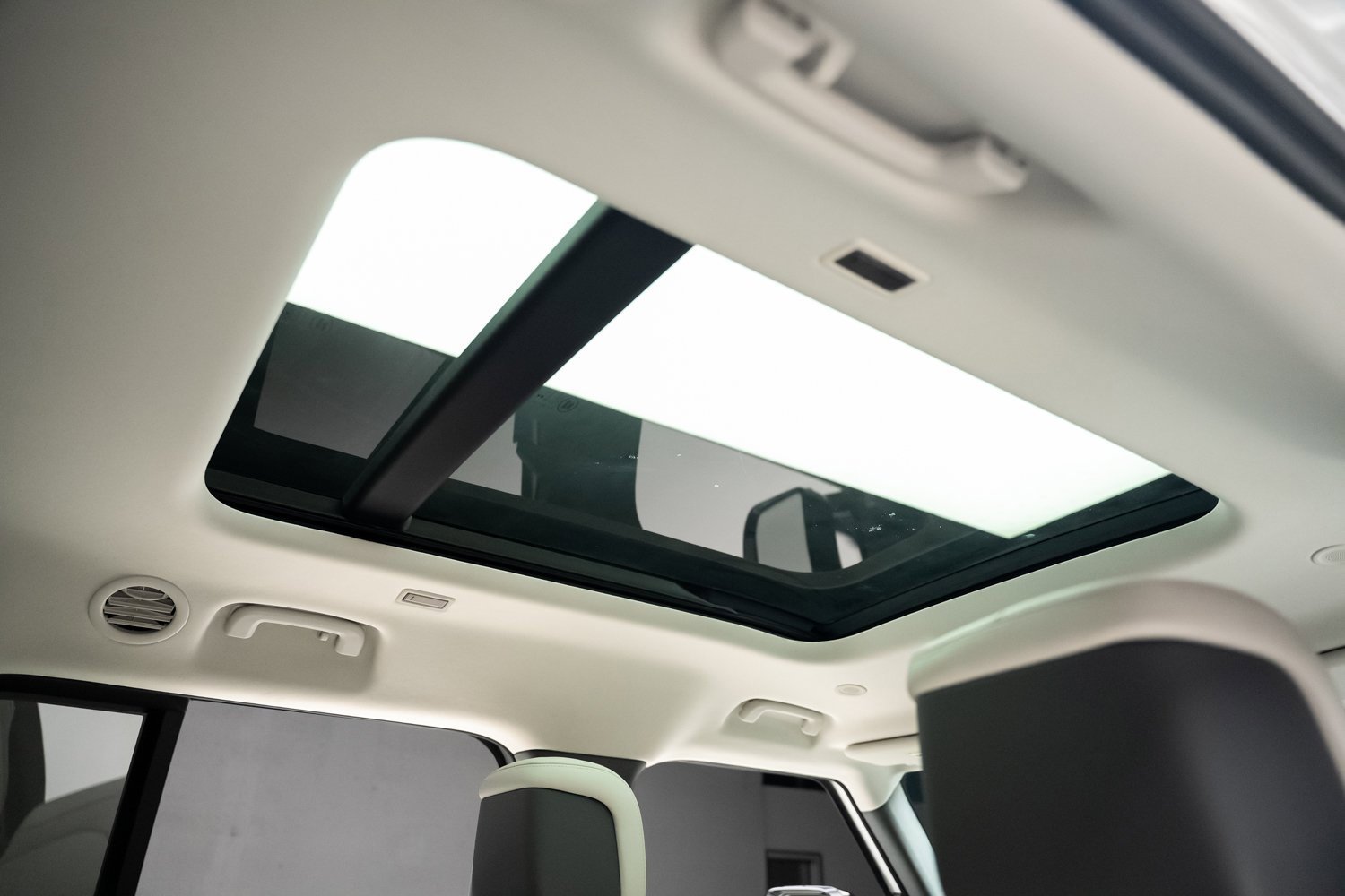 Used 2023 Land Rover Defender 130 First Edition image 74