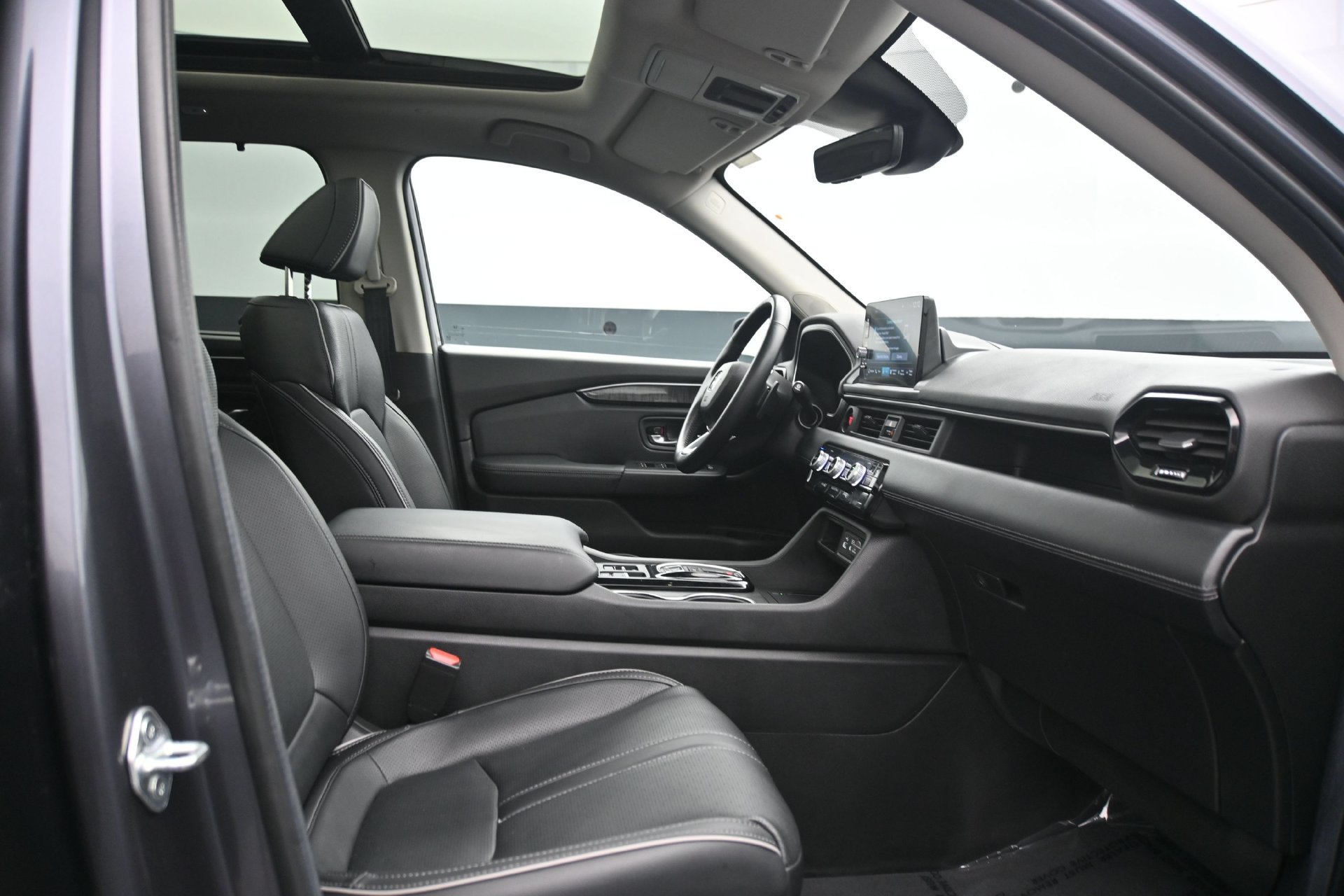 Used 2025 Honda Pilot Touring image 13