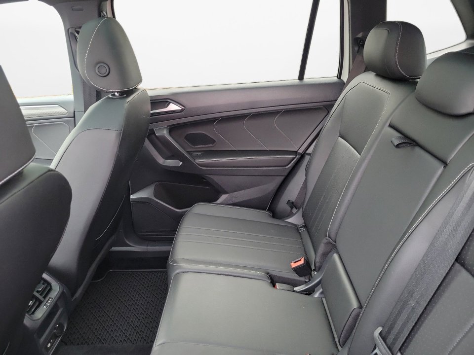 Certified 2023 Volkswagen Tiguan SE R-Line image 16
