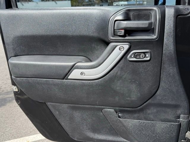 Used 2012 Jeep Wrangler Unlimited Sahara w/ Connectivity Group AWD/4WD image 18