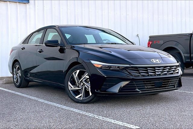 Used 2025 Hyundai Elantra SEL w/ Cargo Package