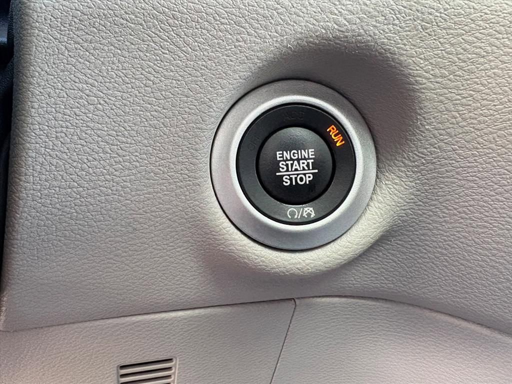 Used 2023 Chrysler Pacifica Touring-L image 11