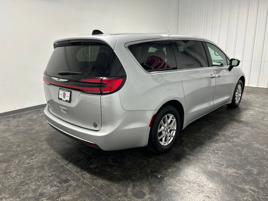 Used 2024 Chrysler Pacifica Touring-L FWD image 4