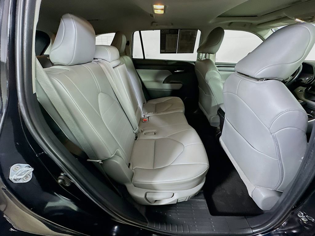Used 2024 Toyota Highlander XLE image 8