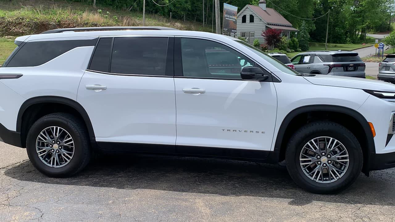 Used 2025 Chevrolet Traverse LT FWD image 7