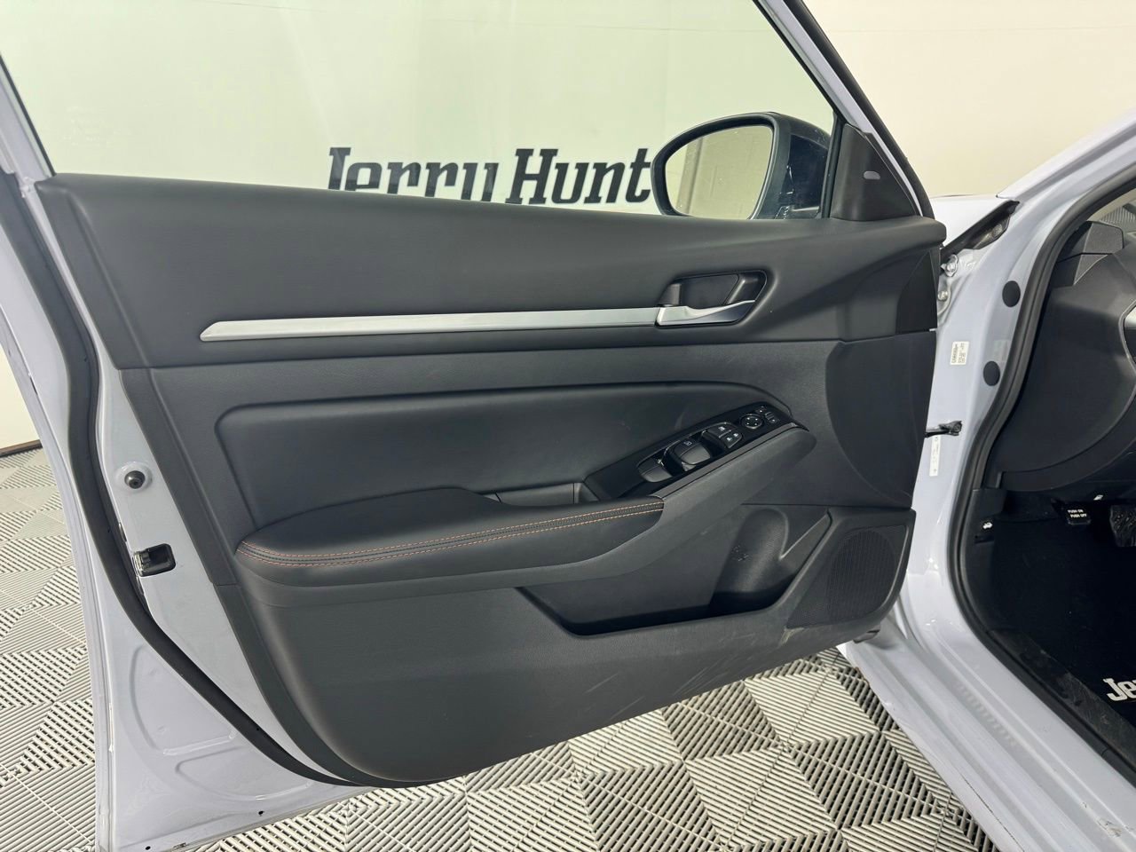 Used 2024 Nissan Altima 2.5 SR image 10