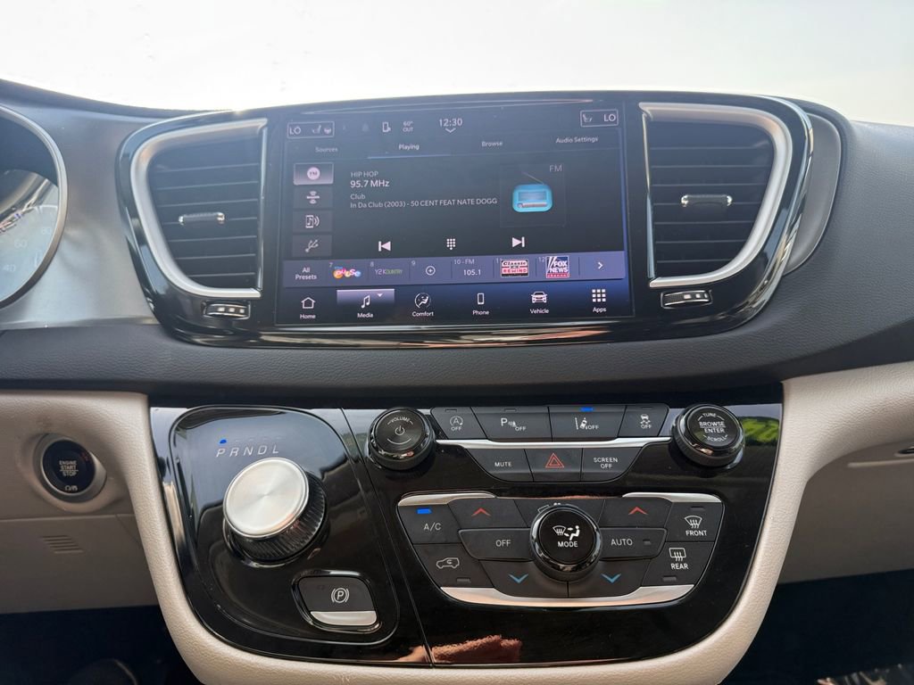 Used 2024 Chrysler Pacifica Touring-L image 21