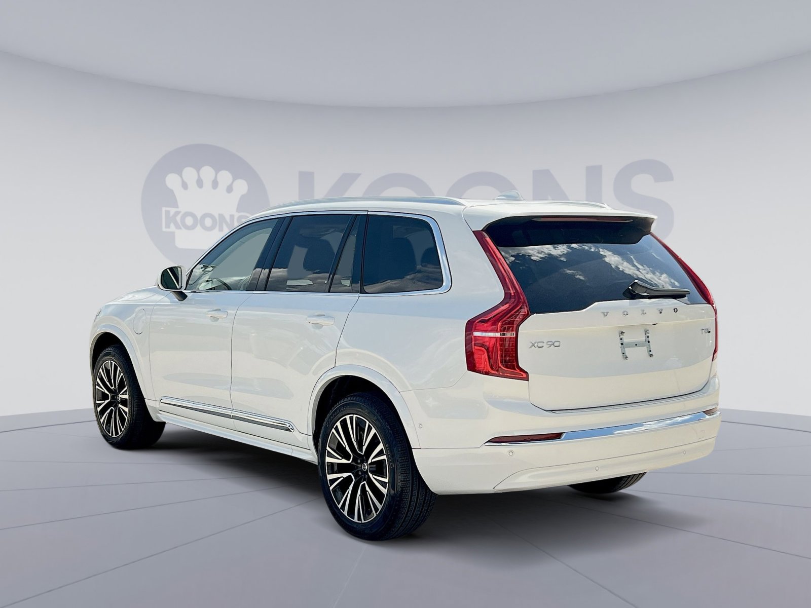 Certified 2025 Volvo XC90 T8 Plus w/ Protection Package Premier image 4