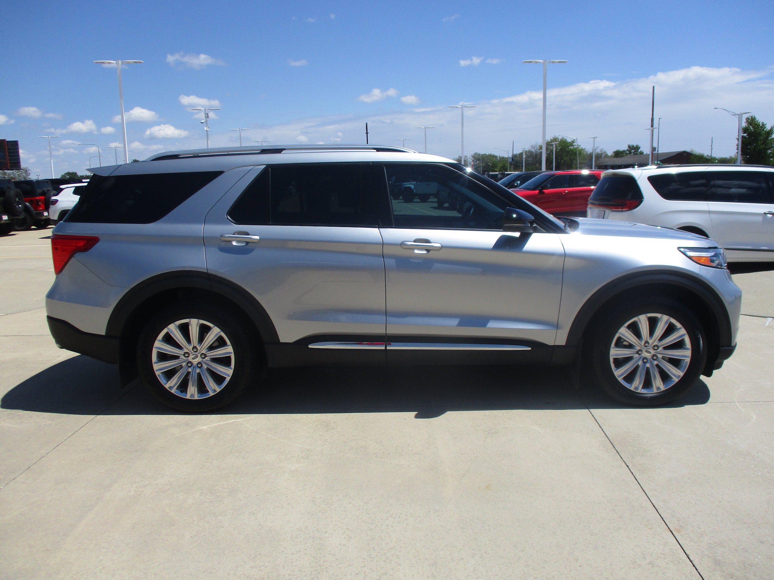 Used 2022 Ford Explorer Limited w/ Hybrid Equipment Group 310A AWD/4WD image 8