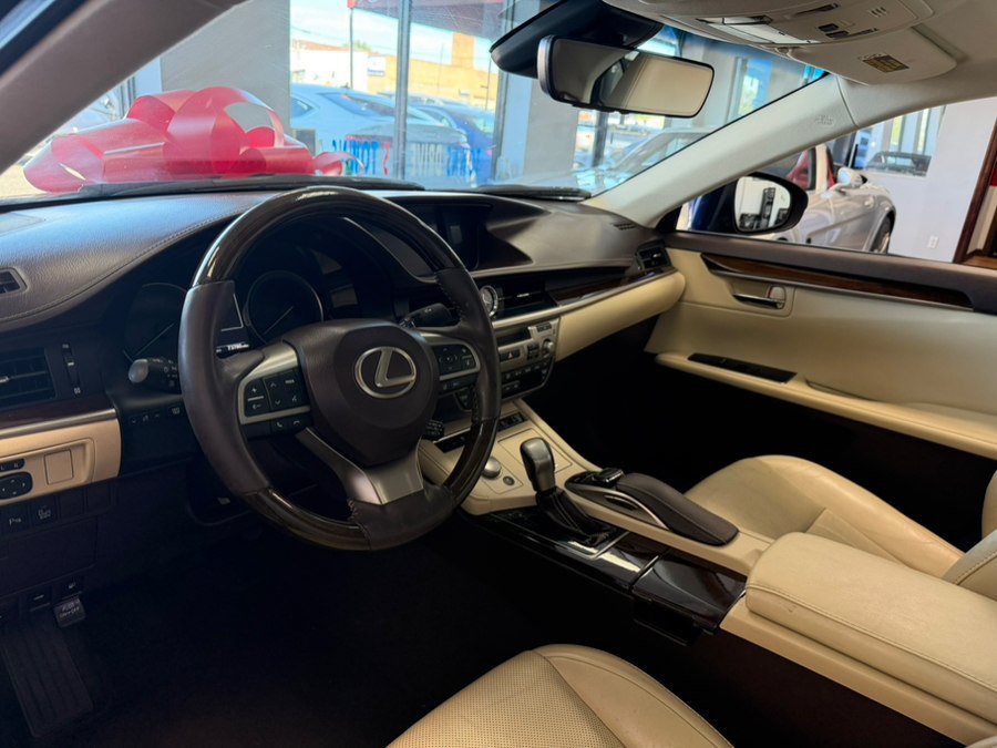 Used 2016 Lexus ES 350 w/ Luxury Package w/Wood Trim FWD image 37